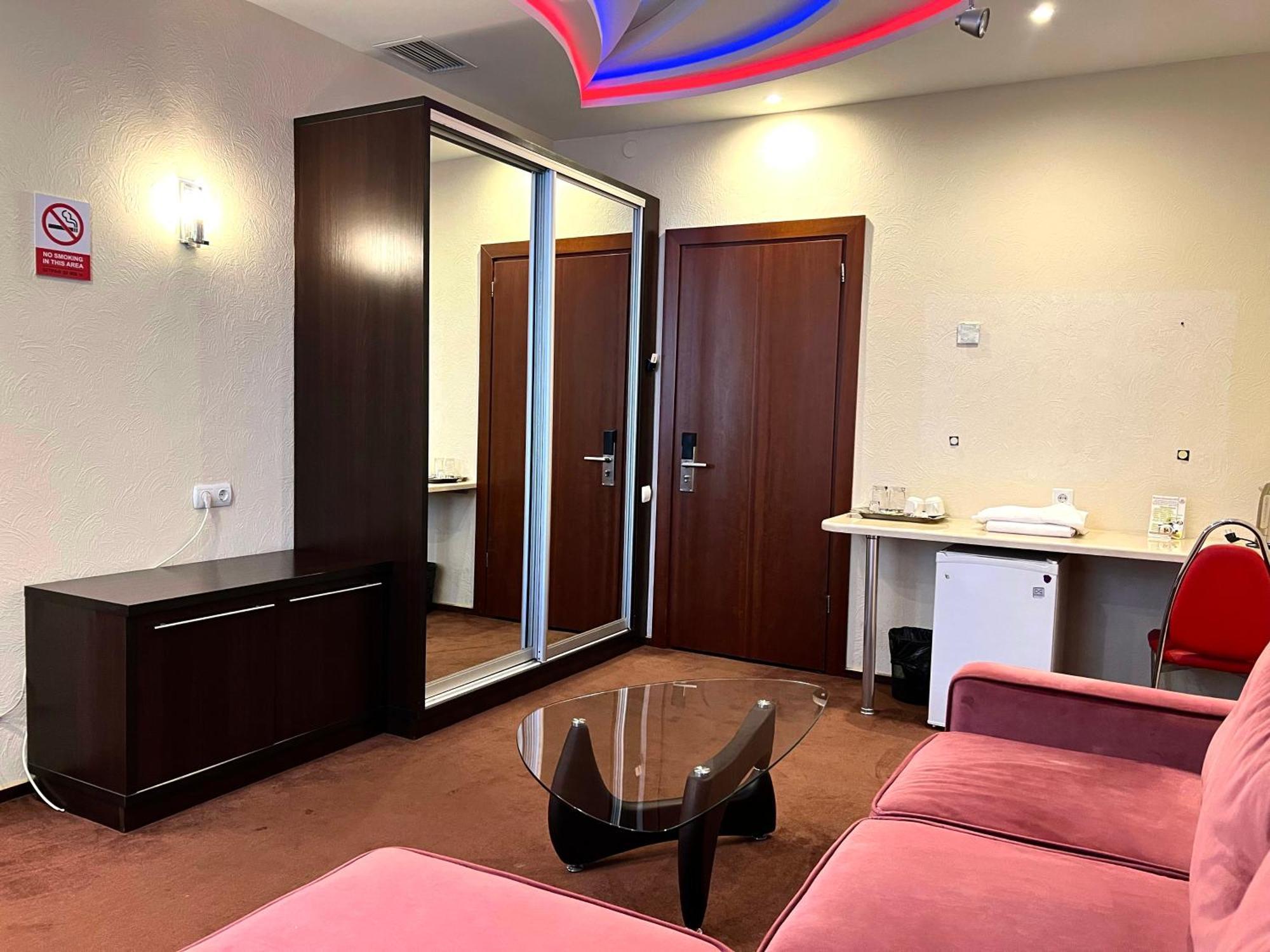 Jeppesen Residence Алма Ата Екстериор снимка