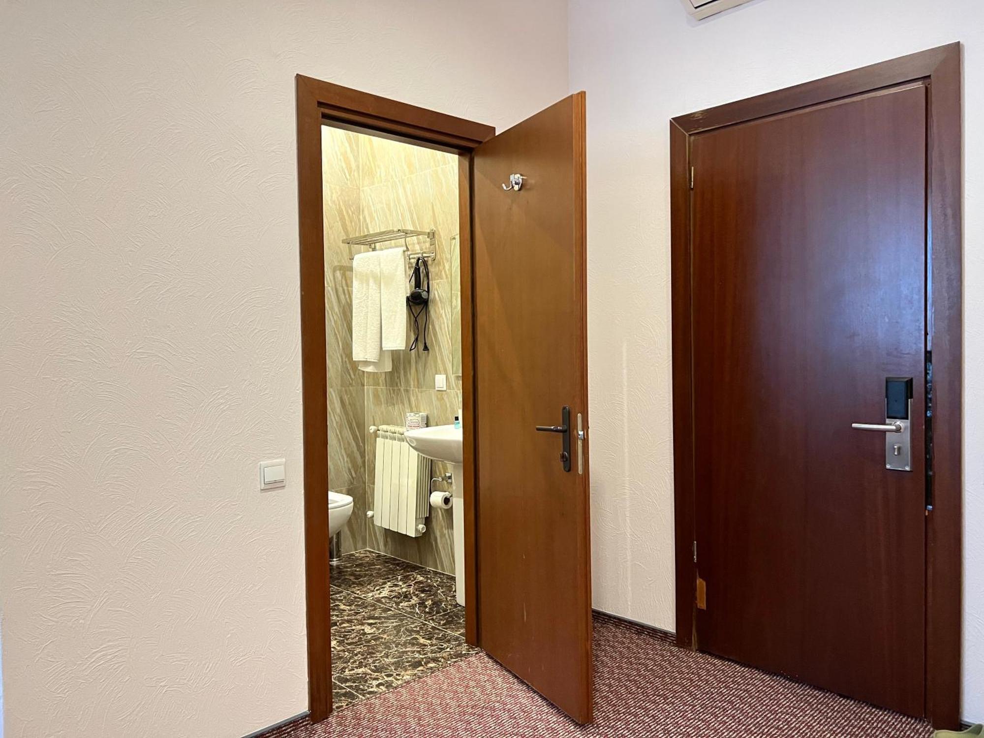 Jeppesen Residence Алма Ата Екстериор снимка